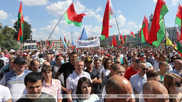«Мы разные, но Беларусь у нас одна» - митингующие на площади Независимости в Минске приняли петицию в поддержку мира