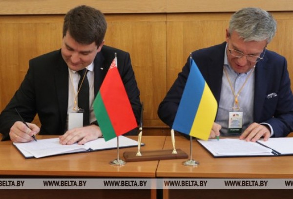 Деловые круги Беларуси и Украины подписали несколько десятков документов на сумму более $500 млн