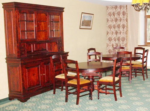 ООО «Добрушдрев»: мебельный гарнитур для столовой или гостиной в классическом французском стиле из 100% массива ольхи